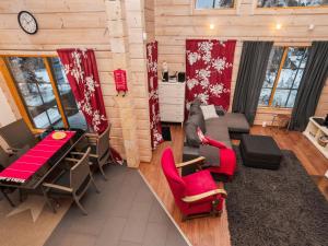 ルカにあるHoliday Home Ihtingin koskikara by Interhomeの赤い家具付きのリビングルームの空中ビュー