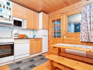 NissiにあるHoliday Home Hillakumpu by Interhomeのキッチン(木製キャビネット、木製テーブル付)