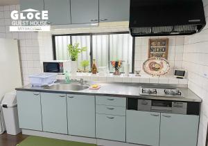 GLOCE PORT SIDE HOUSE l 砂山ビーチ近くのオーシャンビューバルコニーハウスを貸切 長期滞在向け BBQ可的厨房或小厨房