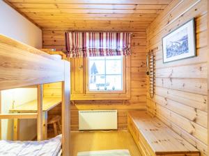 ユッラスヤルヴィにあるHoliday Home Lomaylläs h105 - pistopolku 2a by Interhomeのベッドルーム(二段ベッド1組、窓付)
