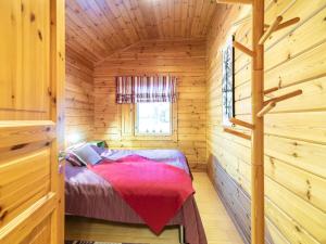 ユッラスヤルヴィにあるHoliday Home Lomaylläs h105 - pistopolku 2a by Interhomeの木造キャビン内のベッド1台が備わるベッドルーム1室を利用します。
