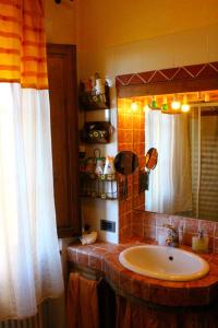 聖吉米納諾的住宿－Bio Agriturismo Podere Pretoia，一间带水槽和镜子的浴室