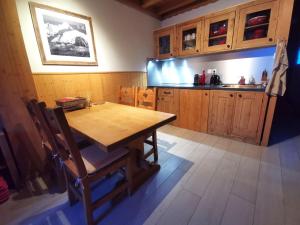 サン・ジェルヴェ・レ・バンにあるApartment Le Clos Alpin by Interhomeのキッチン(木製テーブル、木製キャビネット付)