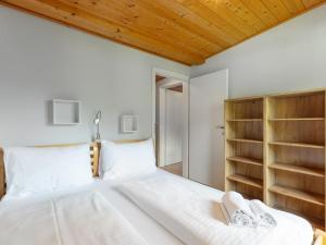 Ein Bett oder Betten in einem Zimmer der Unterkunft Apartment Veiderfeld by Interhome