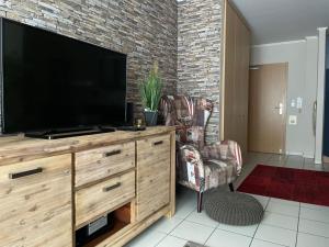 Μια τηλεόραση ή/και κέντρο ψυχαγωγίας στο Apartment Witthuus-Juist by Interhome