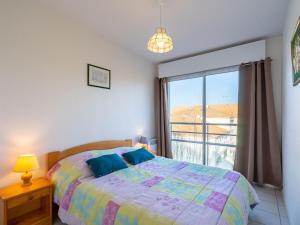 Säng eller sängar i ett rum på Apartment Jardins de Pontaillac-1 by Interhome