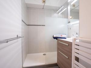 uma casa de banho com um chuveiro e um lavatório. em Studio Le Capitole-6 by Interhome em Fréjus