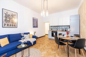 salon z niebieską kanapą i stołem w obiekcie SuperApart Tarchomińska apt 24 w Warszawie +6 zdjęć