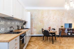 Kuchnia lub aneks kuchenny w obiekcie SuperApart Tarchomińska apt 24