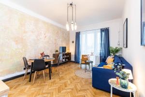 salon z niebieską kanapą i stołem w obiekcie SuperApart Tarchomińska apt 24 w Warszawie
