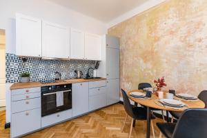 Kuchnia lub aneks kuchenny w obiekcie SuperApart Tarchomińska apt 24