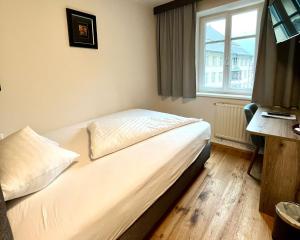 Postel nebo postele na pokoji v ubytování Hotel Goldener Löwe