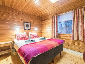 アカスロンポロにあるHoliday Home Elmeri by Interhomeの木造キャビン内のベッド1台が備わるベッドルーム1室を利用します。