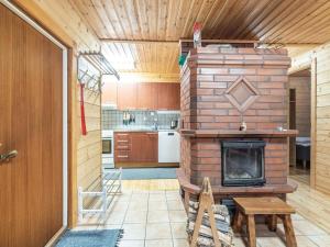 アカスロンポロにあるHoliday Home Oravanpesä by Interhomeのキッチン(レンガ造りの暖炉付)