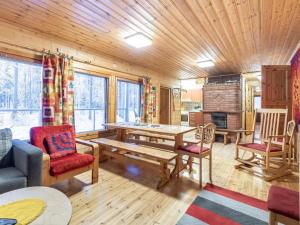 Posezení v ubytování Holiday Home Oravanpesä by Interhome