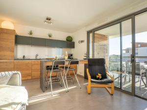 eine Küche mit einer Theke und Stühlen in einem Zimmer in der Unterkunft Apartment Rive Gauche by Interhome in Fréjus