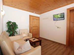 een woonkamer met een bank en een tafel bij Apartment Alpin by Interhome in Hainzenberg +31 foto's