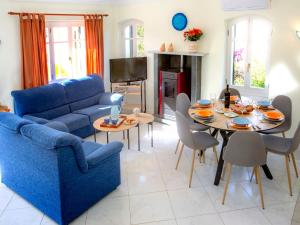 デニアにあるHoliday Home Al Zur by Interhomeのリビングルーム(青いソファ、テーブル付)