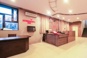 um escritório com uma recepção num edifício em Super OYO Flagship Ahinsha Cicle em Jaipur