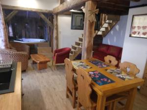 uma sala de jantar com uma mesa e cadeiras e uma escadaria em Chalet La Plagne jacuzzi vue top em Montchavin