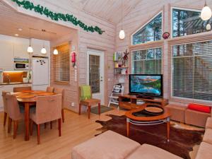 Kuchyň nebo kuchyňský kout v ubytování Holiday Home Otsopirtti- maria by Interhome