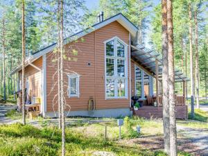una pequeña cabaña en el bosque con árboles en Holiday Home Kolinpilvi by Interhome, en Kolinkylä