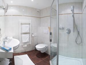 Koupelna v ubytování Hotel Goldener Löwe + 37 fotografií