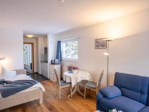 um quarto com uma cama, uma mesa e um sofá em Apartment Chesa Corvatsch 111 - Champfer by Interhome em Surlej