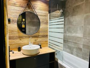 Ванная комната в Chamallow - appart 4-6 places rénové - cosy et confort !