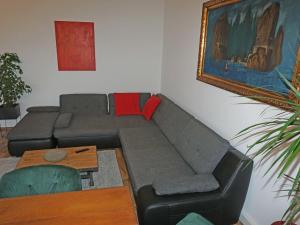 un soggiorno con divano e tavolo di Apartment Isolde by Interhome a Reith bei Seefeld