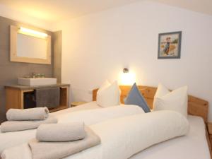 Habitación de hotel con 2 camas y lavamanos en Holiday Home Sonnblick by Interhome en Uderns