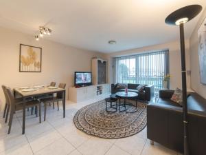 ein Wohnzimmer mit Tisch und ein Esszimmer in der Unterkunft Apartment De vakantieduinen aan zee by Interhome in Mispelburg + 9 Fotos