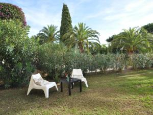 2 Stühle und ein Tisch im Garten in der Unterkunft Apartment Kensington by Interhome in La Croix-Valmer