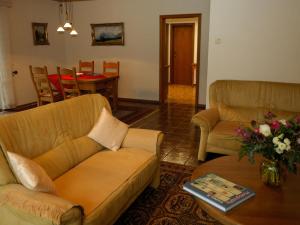 Sala de estar con 2 sofás y mesa en Apartment Belvedere by Interhome, en Manderscheid