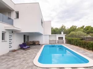 Der Swimmingpool an oder in der Nähe von Holiday Home Villa Loreta by Interhome