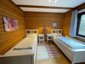Habitación con 2 camas y 2 mesas. en Apartment Ferienpark Himmelberg-2 by Interhome en Thalfang