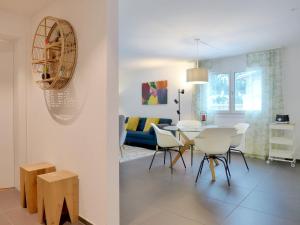 een woonkamer en eetkamer met een tafel en stoelen bij Apartment Terrasse by Interhome in Kandersteg