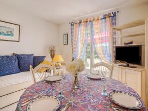 TV a/nebo společenská místnost v ubytování Holiday Home Les Hautes Folies-7 by Interhome + 15 fotografií