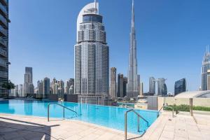 Bazén v ubytování Dream inn Dubai - Boulevard Point Downtown View nebo v jeho okolí