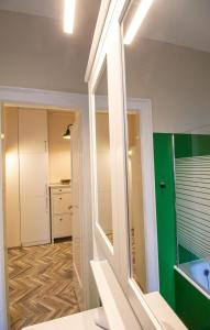 ブダペストにあるSmall Parisのバスルーム(鏡、シンク付)