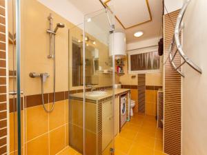 Ett badrum på Holiday Home Lampion by Interhome