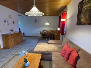 sala de estar con sofá y mesa en Holiday Home Ferienpark Himmelberg-8 by Interhome en Thalfang