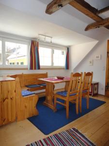 - une salle à manger avec une table et des chaises dans l'établissement Lindenhof, à Murau