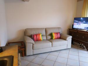 Apartment Tasman S12-2 by Interhome في بوفيريه: غرفة معيشة مع أريكة وتلفزيون بشاشة مسطحة