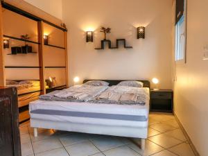 Apartment Tasman S12-2 by Interhome في بوفيريه: غرفة نوم بسرير ومرآة كبيرة
