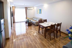 Viet Long Complex Residence في Bắc Ninh: غرفة معيشة مع طاولة وأريكة