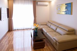 uma sala de estar com um sofá e uma mesa em Viet Long Complex Residence em Bắc Ninh