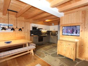 Kuchyňa alebo kuchynka v ubytovaní Chalet Chalet Elisabeth by Interhome