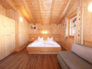 Posteľ alebo postele v izbe v ubytovaní Chalet Chalet Elisabeth by Interhome