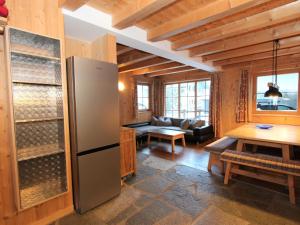 Televízia a/alebo spoločenská miestnosť v ubytovaní Chalet Chalet Elisabeth by Interhome + 37 fotografií
